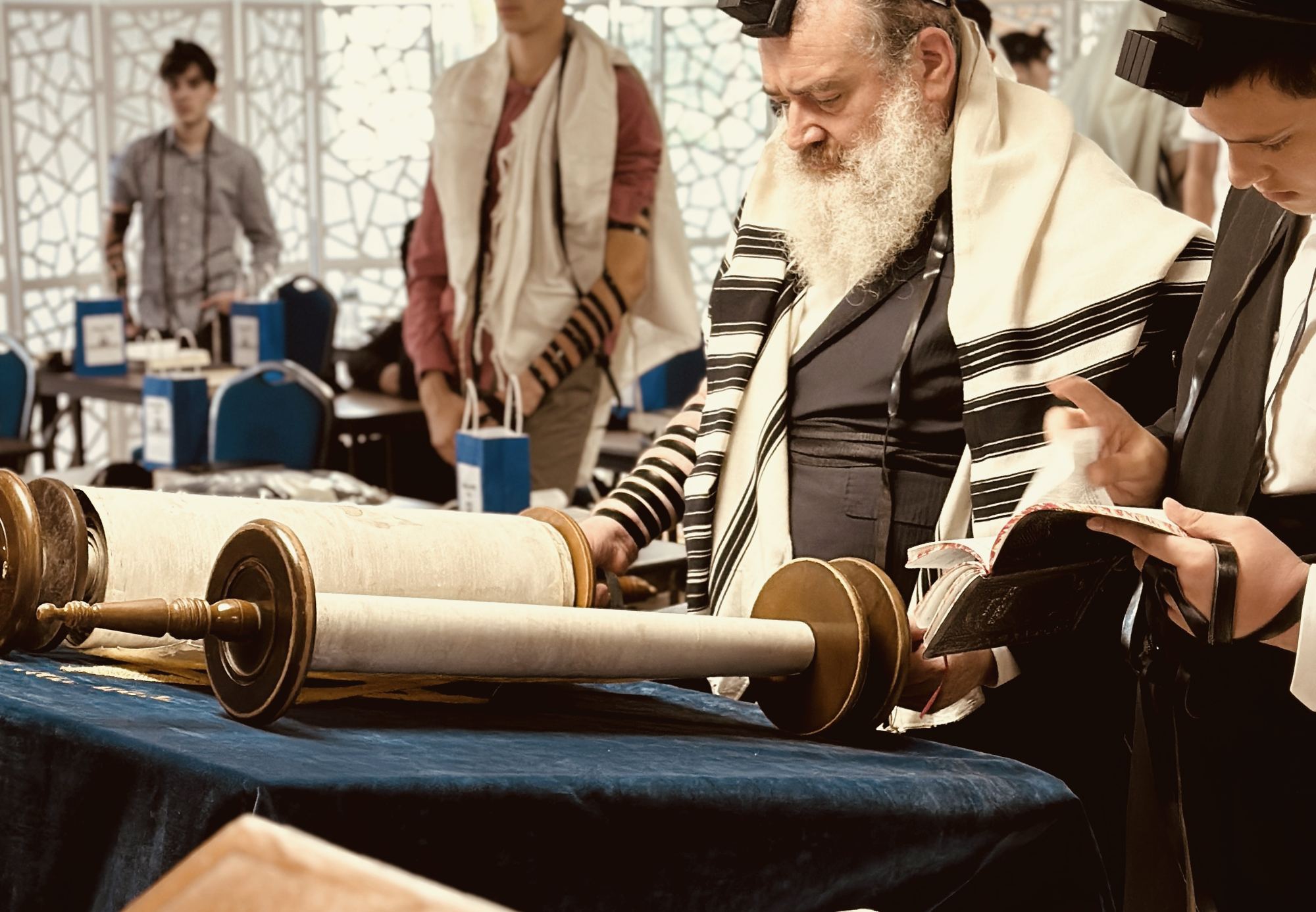 Rebbe at the bimah